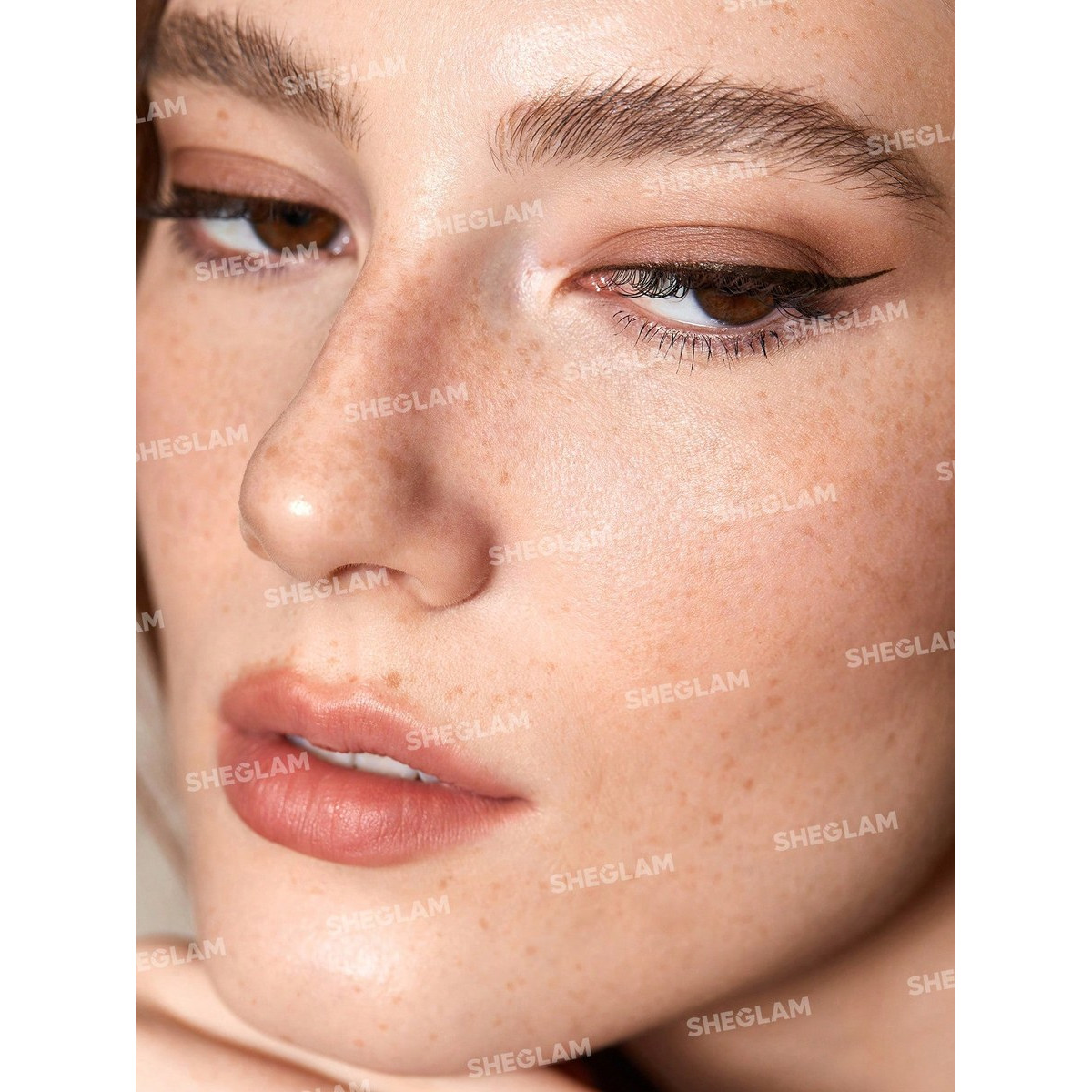 Водостійка підводка для очей чорного кольору Waterproof liquid line & define eyeliner Brown