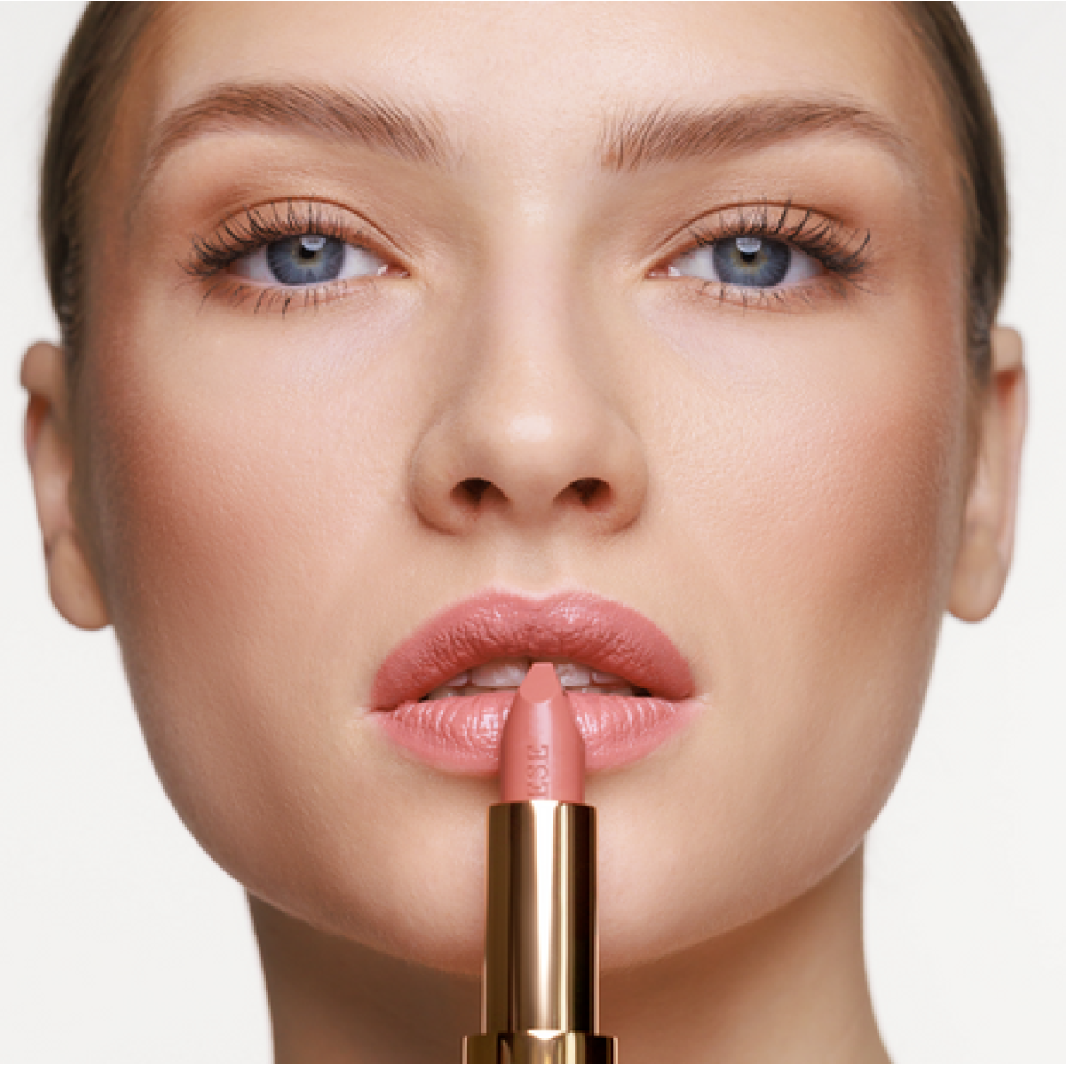 Кремова помада для губ Nudelightful lipstick Strawberry mousse 402