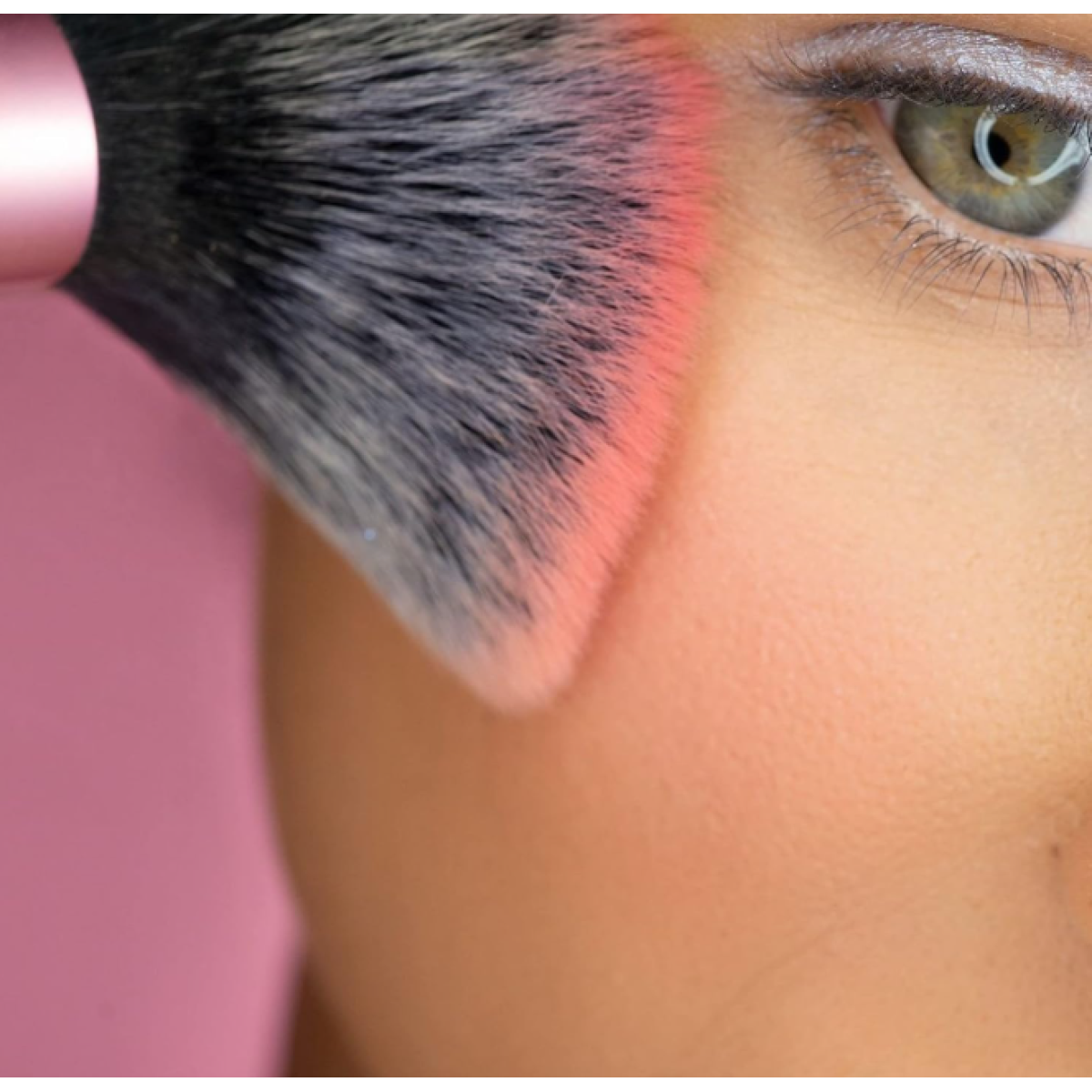 Пензлик для макіяжу універсальний Multitask brush for blush, bronzer or highlighter mini 407