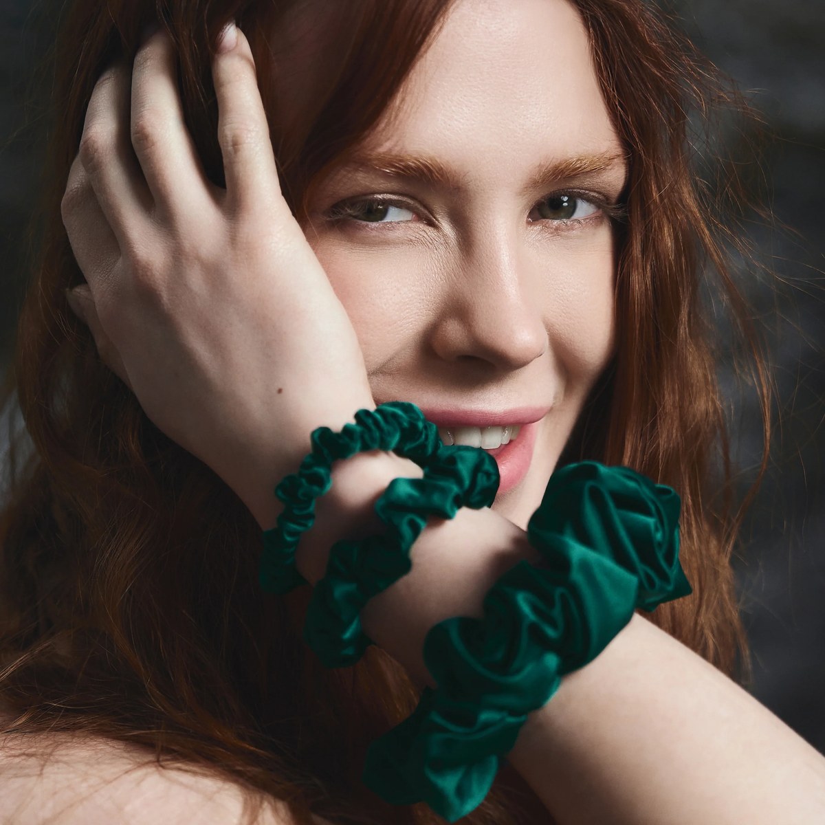Шовкова резинка середнього розміру Silk scrunchie midi Evergreen