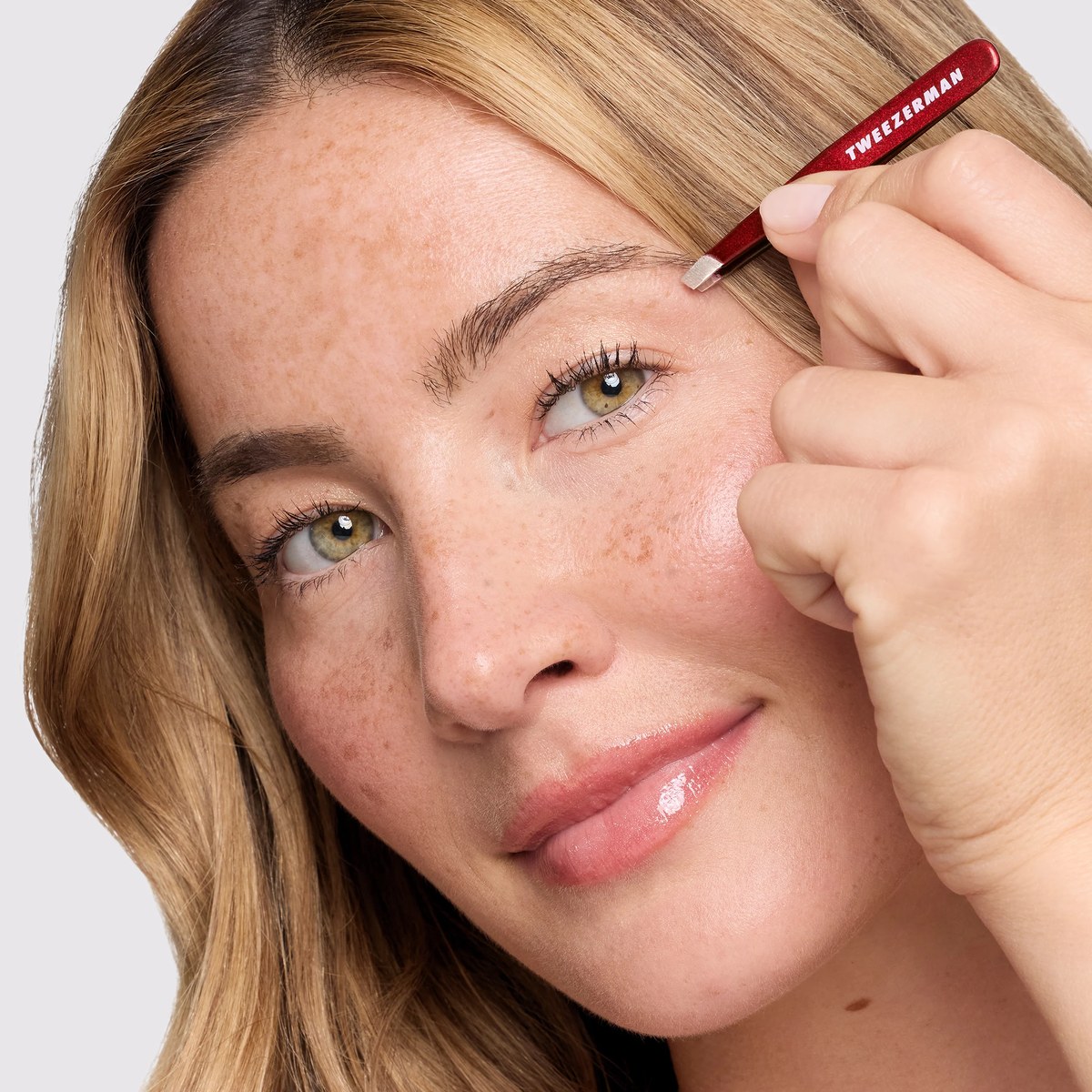 Пінцет для брів у міні форматі Brow slant tweezer mini + case Vintage rose