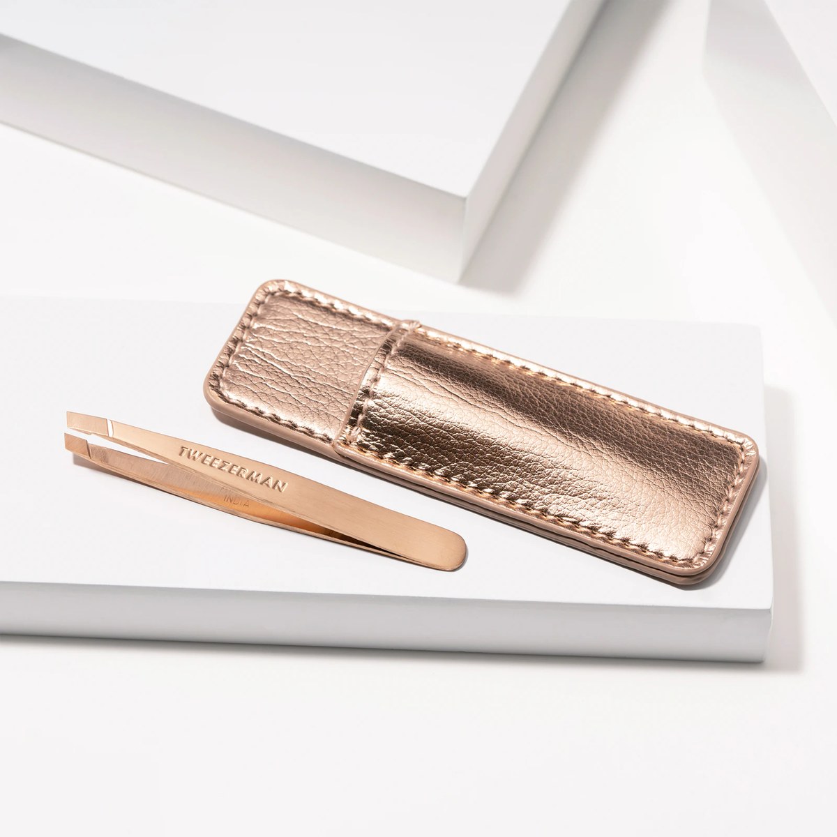 Пінцет для брів у міні форматі Brow slant tweezer mini Rose gold