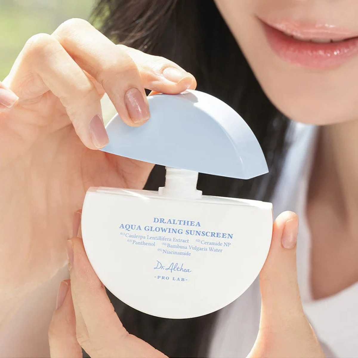 Зволожувальний сонцезахисний крем з пантенолом Aqua glowing sunscreen